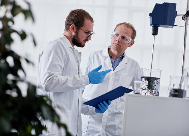 I.blu employees in laboratory