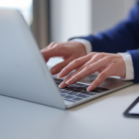 mani di un'impiegata che scrive al computer